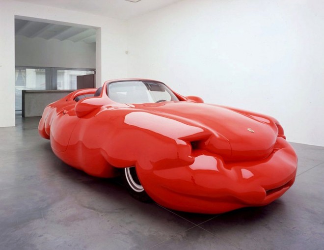 Xe béo phì: Chiếc The Fat được thiết kế bởi nhà điêu khắc nổi tiếng người Áo, Erwin Wurm. The Fat được tạo bằng cách lấy khung một chiếc Porsche và dán bọt polyurethane, sợi thủy tinh và xốp phủ sơn mài bên ngoài.